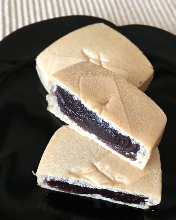 神田【ささまの松葉最中】姿勢を正して頂たくなる凛とした最中。｜あん  